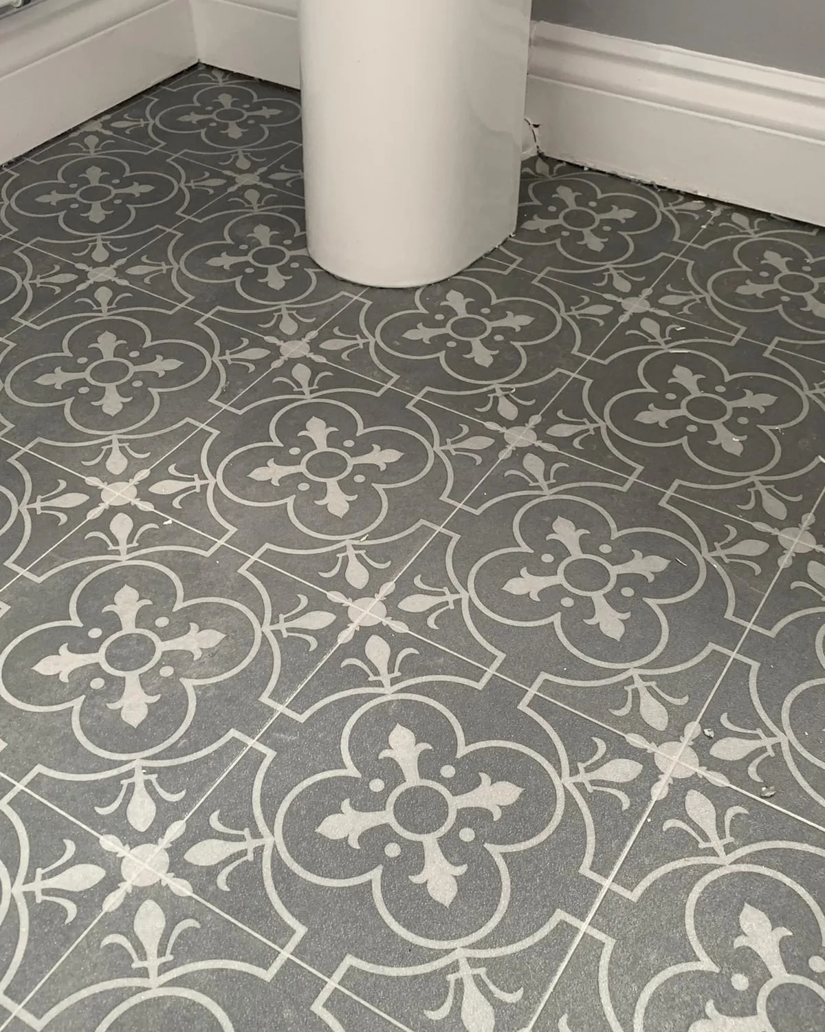 Grey patterned tile-effect sheet vinyl